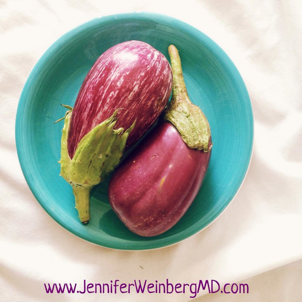 The perfect pair of little #organic eggplants from the farmer's market! Aubergines contain phenolic compounds like caffeic acid and flavonoids like nasunin which have been shown to scavenge free radicals and protect our cell membranes. A beautiful and functional #food!